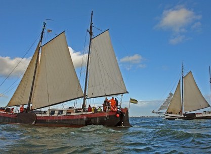 Moeke Zorn in wedstrijd met tweemasttjalk.jpg