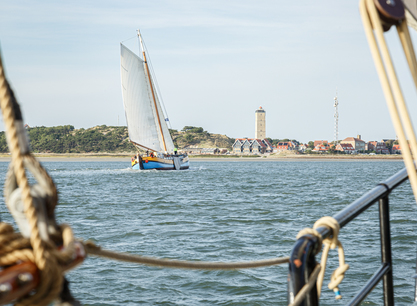 maxima met Brandaris vanuit ander schip.jpg