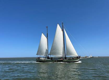 kleine-jager-onder-zeil-op-de-waddenzee-3.JPG