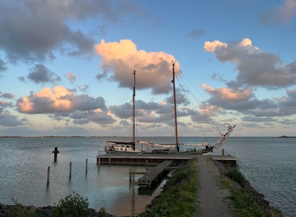 Grote Jager aangemeerd bij zonsondergang.jpg