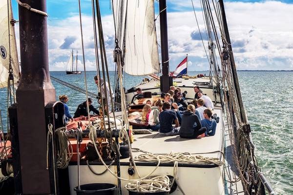 ijsselmeer-5 redenen jeugdgroep - 3. Lekker makkelijk: alles op één schip