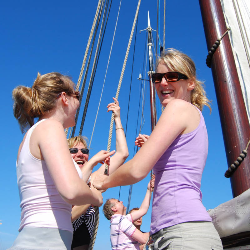 Bedrijfsuitje zeilen - Teambuilding tijdens een bedrijfsuitje op het water: versterk de samenwerking