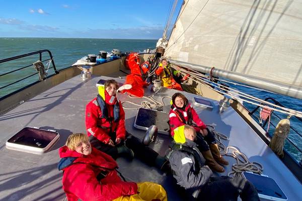 Zeilblog - De Slag in de Rondte 2025: De Welvaart trotseert wind en redt een onverwachte passagier