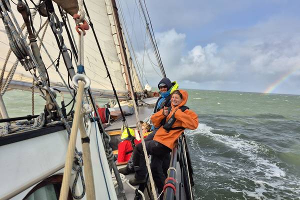 Zeilblog - De Slag in de Rondte 2025: De Welvaart trotseert wind en redt een onverwachte passagier