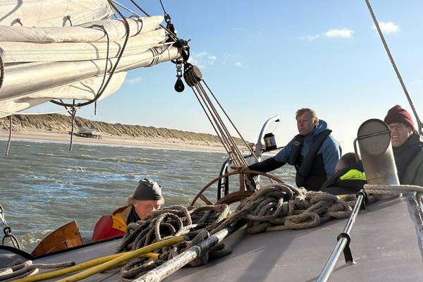 Zeilblog - De Slag in de Rondte 2025: De Welvaart trotseert wind en redt een onverwachte passagier