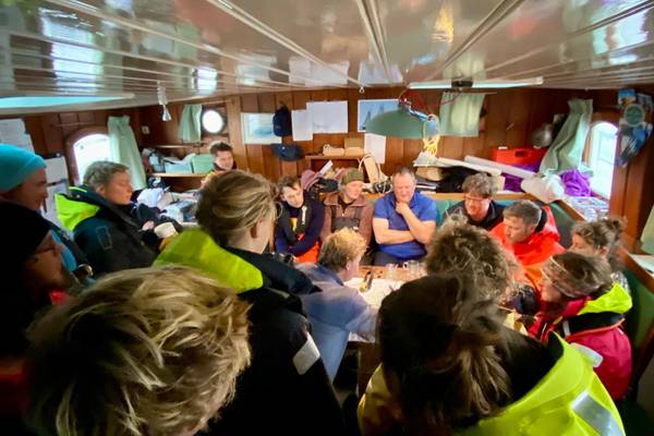 Zeilblog - De Slag in de Rondte 2025: De Welvaart trotseert wind en redt een onverwachte passagier