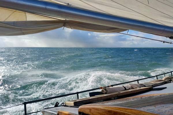 Zeilblog - De Slag in de Rondte 2025: De Welvaart trotseert wind en redt een onverwachte passagier