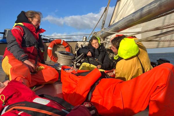 Zeilblog - De Slag in de Rondte 2025: De Welvaart trotseert wind en redt een onverwachte passagier