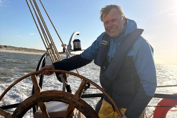 Zeilblog - De Slag in de Rondte 2025: De Welvaart trotseert wind en redt een onverwachte passagier